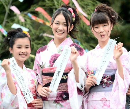 七夕撮影会で短冊に夢を記したＸ２１の（左から）井頭愛海、吉本実憂、籠谷さくら