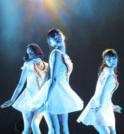 ロンドンでも熱いパフォーマンスを披露したＰｅｒｆｕｍｅ＝Ｏ２　Ｓｈｅｐｈｅｒｄ’ｓ　Ｂｕｓｈ　Ｅｍｐｉｒｅ