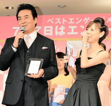 「３年以内に結婚できれな」と話した高橋真麻（右）に苦笑いの高橋英樹＝銀座三越