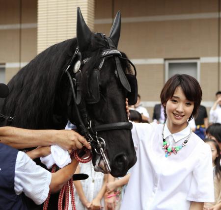 　馬車で福島競馬場に来場し、馬をなでる剛力彩芽
