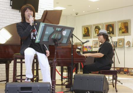 　ビートルズゆかりのピアノを演奏するミッキー吉野。左はミュージシャンの竹越かずゆき＝長野県軽井沢町のアビーロードカフェ