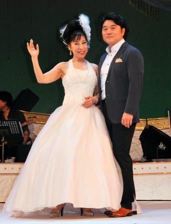 年下男性との交際順調を報告した原田悠里（左）右は韓国テノール歌手のベー・チェチョル＝東京・五反田ゆうぽうと