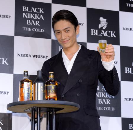 　ウイスキーを手にポーズをきめる伊勢谷友介＝東京・六本木ヒルズ「ＢＬＡＣＫ　ＮＩＫＫＡ　ＢＡＲ“ＴＨＥ　ＣＯＬＤ”」（撮影・金田祐二）