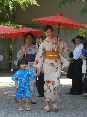 　他局のドラマを絶賛した広末涼子（右）。左は子役の五十嵐陽向＝東京・八芳園