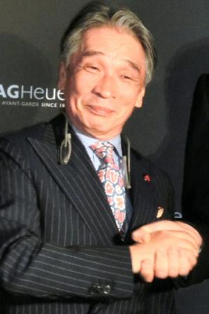 会見に出席し、笑顔を見せる堺正章（左）＝東京・住友半蔵門ビル