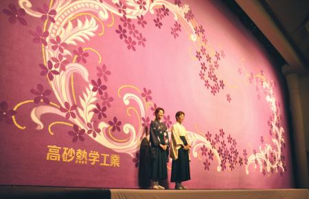 　新調された「宝塚バウホール」の緞帳。宙組の七海ひろきさん（左）と蓮水ゆうやさん＝兵庫県宝塚市