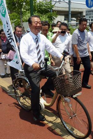 　自転車に乗って支持を呼び掛ける生活の党の小沢代表＝千葉県鎌ケ谷市