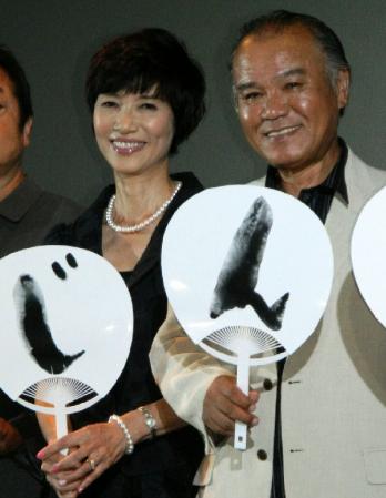 ２８年ぶりの女優復帰を果たした中井貴恵。右は大地康雄