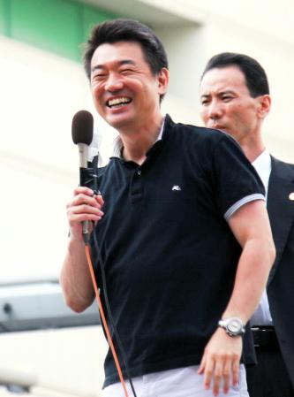 逆風のはずが、聴衆からの拍手連発に思わず笑い出した維新・橋下徹共同代表＝神戸・三宮