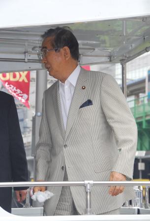 　マイクの不調にいら立ち、スタッフにキレる石原慎太郎共同代表＝東京・秋葉原