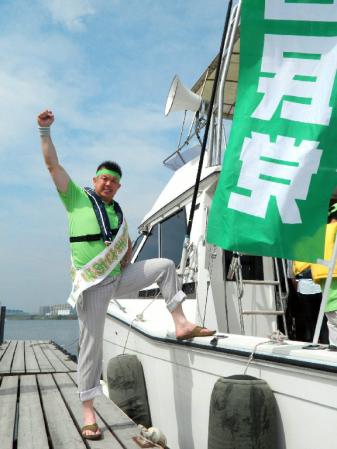 船上遊説を前に意気込む佐竹＝神奈川県平塚市