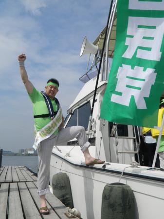 　船上遊説を前に意気込む佐竹雅昭氏＝神奈川県平塚市