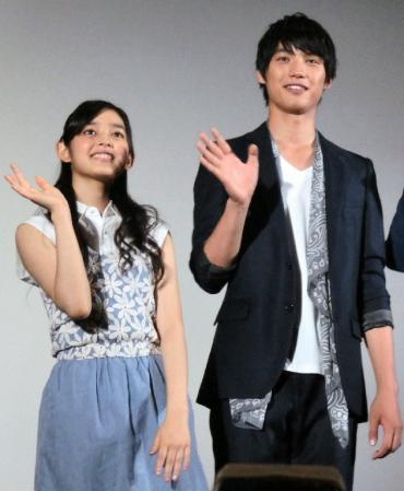 　舞台あいさつで手を振る福士蒼汰（右）と未来穂香＝シネマート新宿