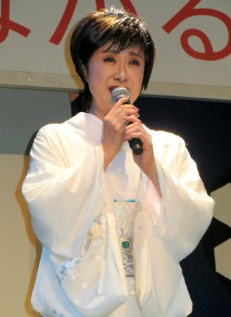 新潟県人会の納涼大会で熱唱する小林幸子＝東京都文京区の椿山荘