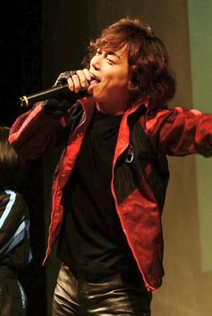 ファンからの「おかえり～」の声援に「ただいま～」と大きなジェスチャーで応える塩谷瞬＝東京・新橋のヤクルトホール（撮影・三好信也）