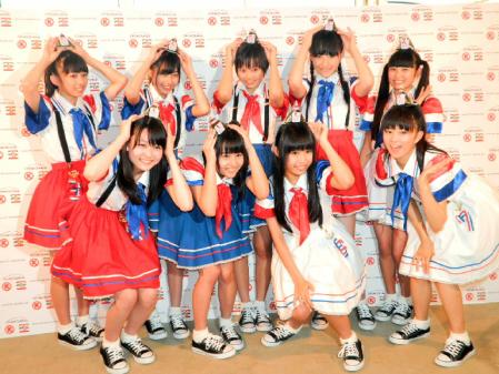 サークルＫサンクスのスペシャルサポーターに就任した私立恵比寿中学＝神奈川・藤沢の鵠沼海岸