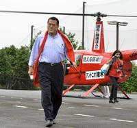 　遊説のため伊豆からヘリコプターで横浜に到着したアントニオ猪木氏＝横浜市保土ケ谷区（撮影・会津智海）