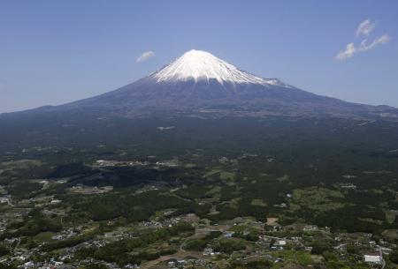 　富士山。右側山腹に見えるのが宝永火口＝静岡県富士市と富士宮市の市境付近