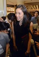 　１００周年記念式典の出席を終え、報道陣の質問に答える天海祐希