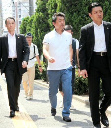 参院選の投票に向かう維新・橋下徹共同代表＝大阪府内