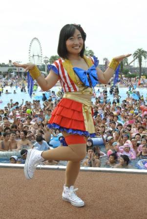 プールのステージショーをプロデュースしたキンタロー。＝東京・よみうりランド