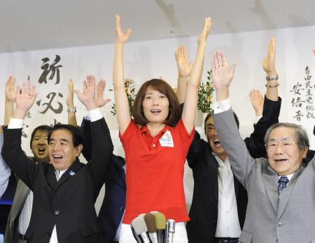 支持者と万歳する丸川氏　