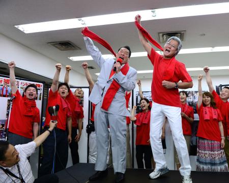 　比例代表で当選を決め、関係者と気勢を上げる日本維新の会のアントニオ猪木氏（中央）＝東京都港区の選挙事務所（撮影・三好信也）