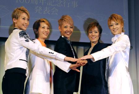 　１００周年の舞台に向けて意気込む各組のトップたち＝宝塚ホテル