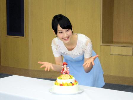 27日の誕生日を前にバースデーケーキが用意され喜ぶ松井玲奈＝東京・赤坂