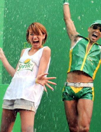 自販機からの水しぶきと雨でびしょ濡れの南明奈（左）とレイザーラモンＨＧ＝東京・新宿