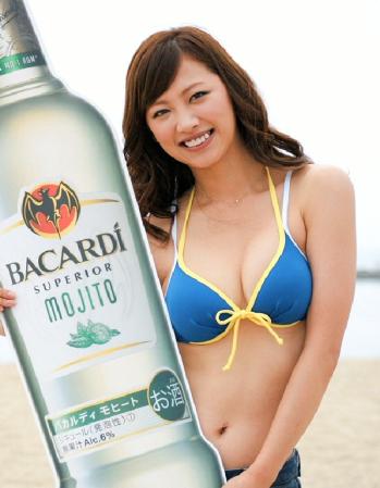 ビーチで撮影会を開催した‘13サッポロビールイメージガールの多嶋沙弥＝神戸・須磨海岸