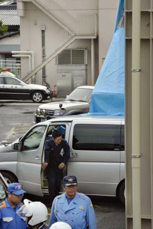 　山口県警周南署に横付けされる、現場近くの山中で発見した男を乗せた車両