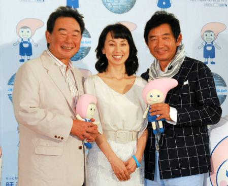 孫の理汰郎くんにピッチングを教えているという東尾修氏（左）。中央は東尾理子、右は石田純一＝東京・丸ビル