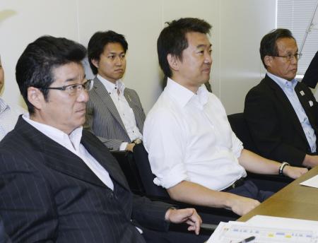 　日本維新の会の執行役員会に出席した（前列左から）松井幹事長、橋下共同代表＝東京・赤坂