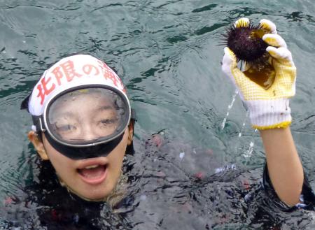 　素潜りで採ったウニを見せる「高校生海女クラブ」の中野百瑛さん＝岩手県久慈市の小袖海岸
