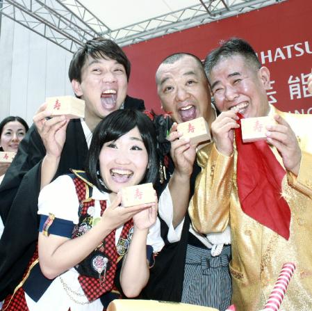 道頓堀角座の復活オープンを喜ぶ（左から）ＴＫＯ、キンタロー。、横山たかし