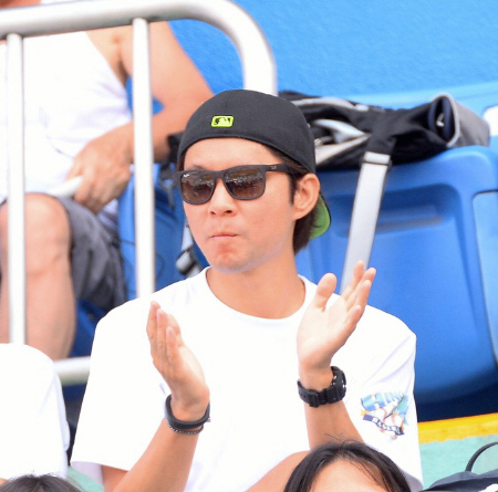 スタンドから声援を送るアンジャッシュ・渡部＝神宮球場（撮影・金田祐二）