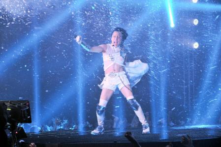 猛吹雪の中熱唱する西川貴教＝東京・品川