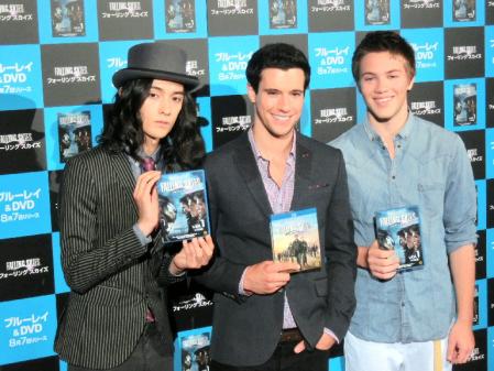 来日会見に登場した（左から）栗原類、ドリュー・ルイ、コナー・ジェサップ＝東京・