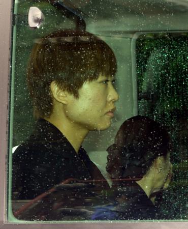 バスに乗り斎場を出る山崎静代＝東京都港区の増上寺（撮影・開出　牧）