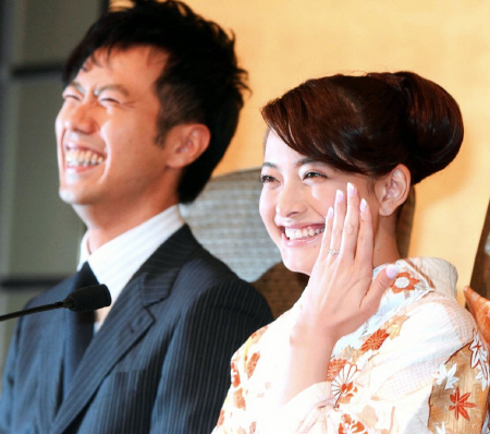 結婚９年目でもラブラブ！写真は婚約会見での藤井隆と乙葉