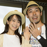 出演番組で父親となった喜びを爆発させたオリエンタルラジオの中田敦彦（右）と妻の福田萌