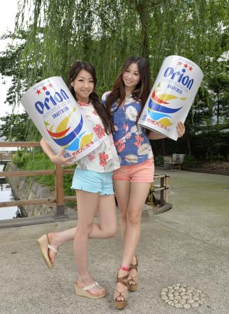 　オリオンビールをＰＲする佐々木ゆいさん（左）と峰由樹さん