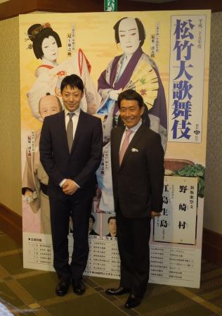 　製作会見に出席した坂東三津五郎と尾上菊之助（左）