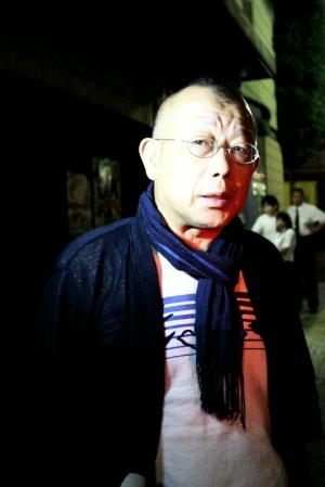 弔問に訪れ、松喬さんとの思い出を語る笑福亭鶴瓶＝大阪市天王寺区