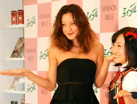 妊娠７カ月のおなかでフライングゲットを決めた西山茉希（左）。右はキンタロー。＝東京・原宿「メゾン　エイブル」