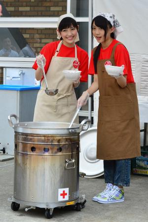 　炊き出し用の郷土料理「こまこま汁」を配るＡＫＢ４８の渡辺麻友（左）とＳＫＥ４８の木崎ゆりあ＝東京都港区の明治学院大学（撮影・持木克友）