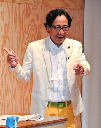 小学生に英語の授業を行ったルー大柴