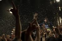 　会場のファンにペットボトルの水を振りかける指原莉乃