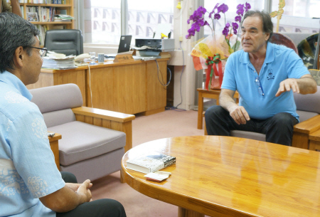 　沖縄県名護市の稲嶺進市長（左）と会談する米映画監督のオリバー・ストーン氏＝名護市役所